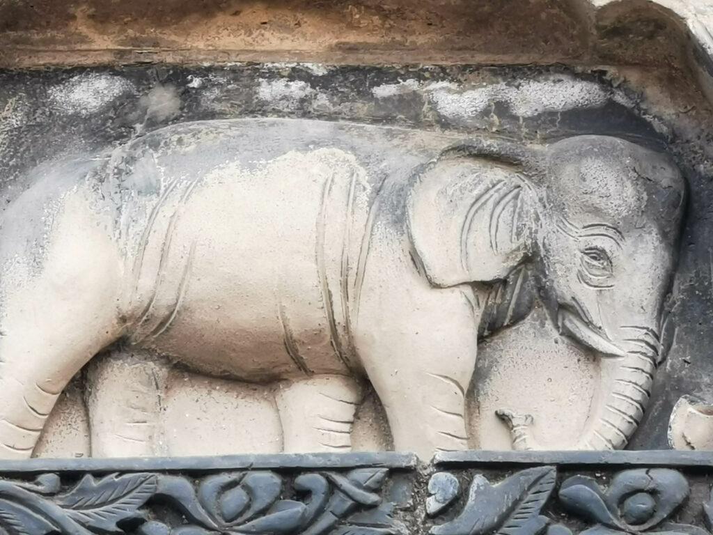 Elefant an der Pagode