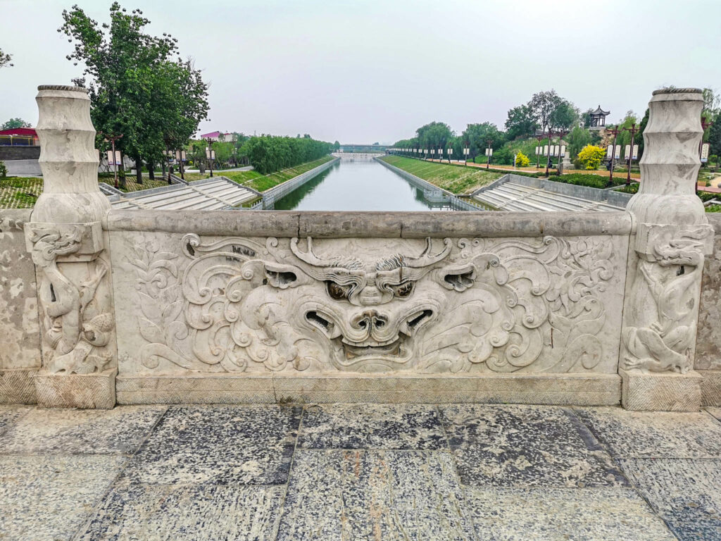 Details am Steingeländer der Zhaozhou Brücke