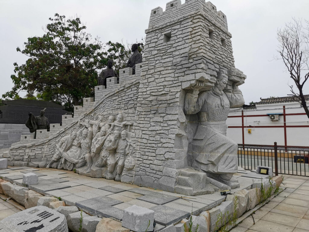 Statue zur Entstehung der großen Mauer