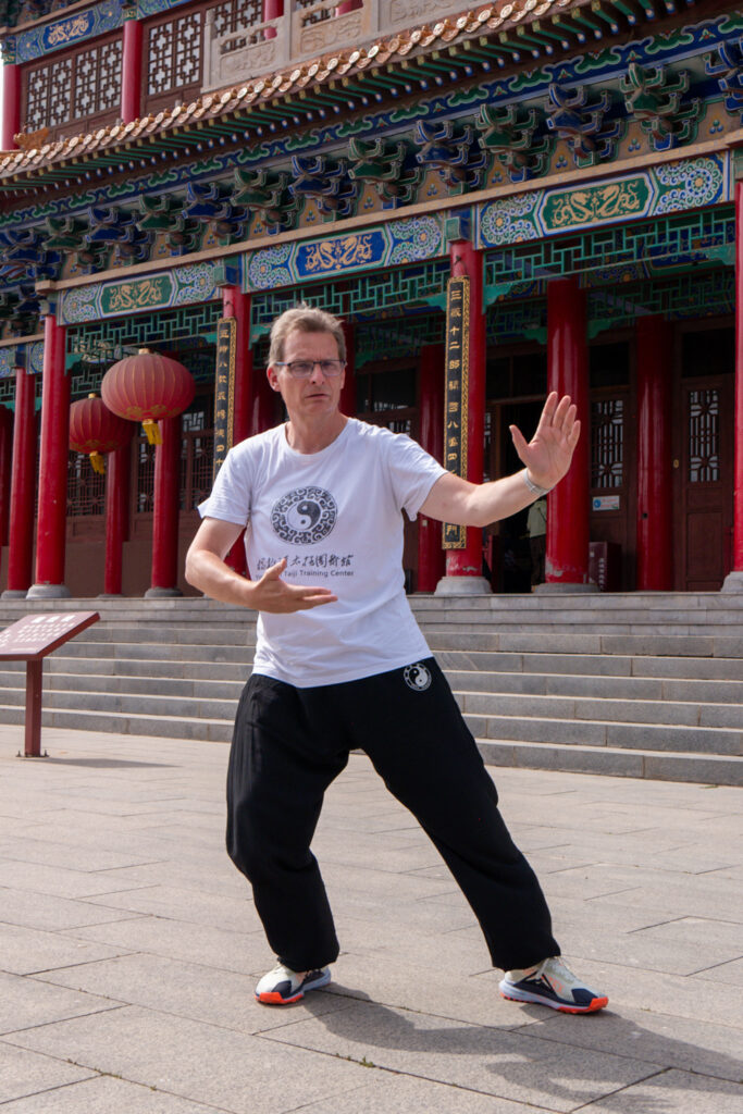 Tai Chi Form im Tempel