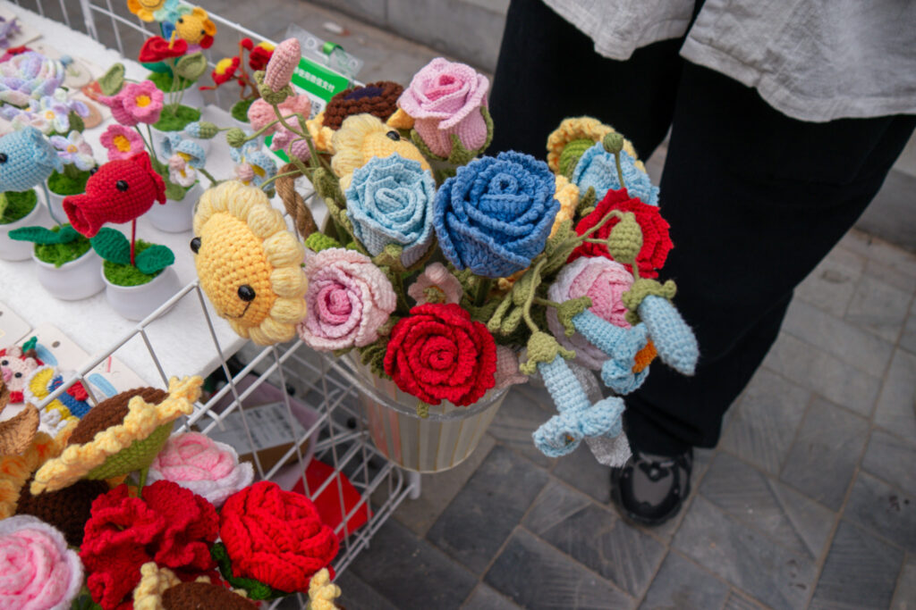 Blumen und Anstecker in Handarbeit