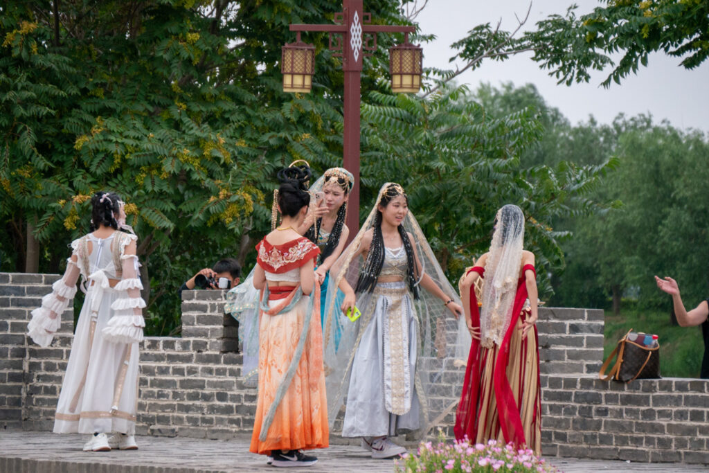 Junge Frauen in historischen Gewändern in Guangfu City