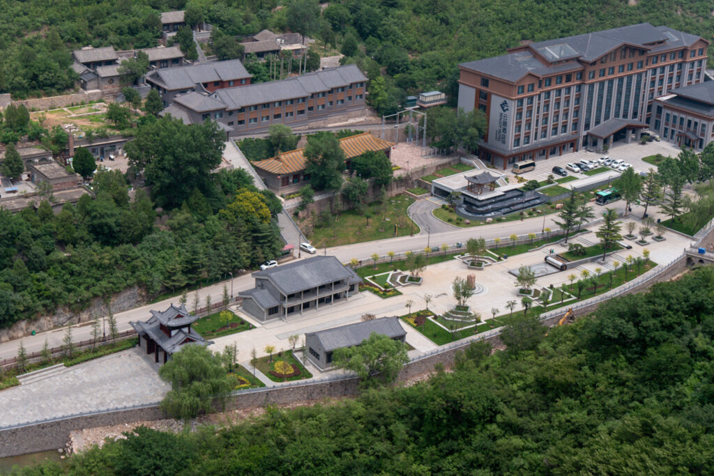 Talblick mit Hotelanlage und Fußgängerzone