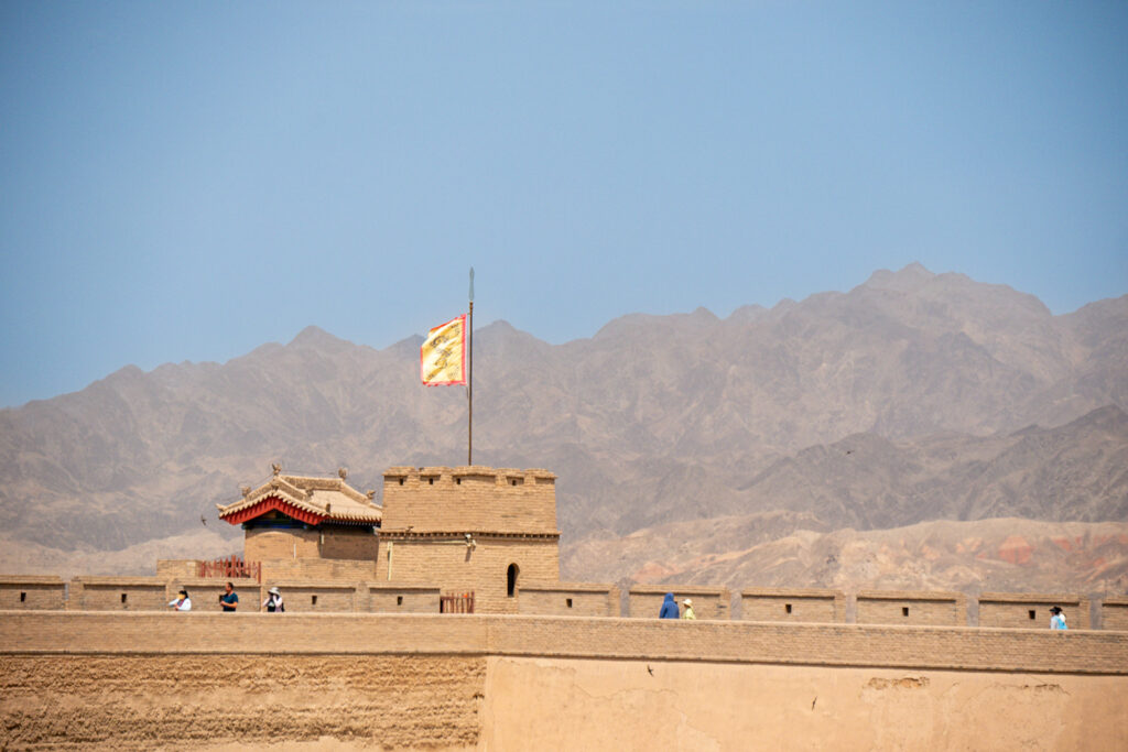 Jiayuguan als Grenzstation vor dem schwarzen Gebirge