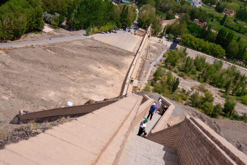 Blick von der überhängenden Mauer zurück