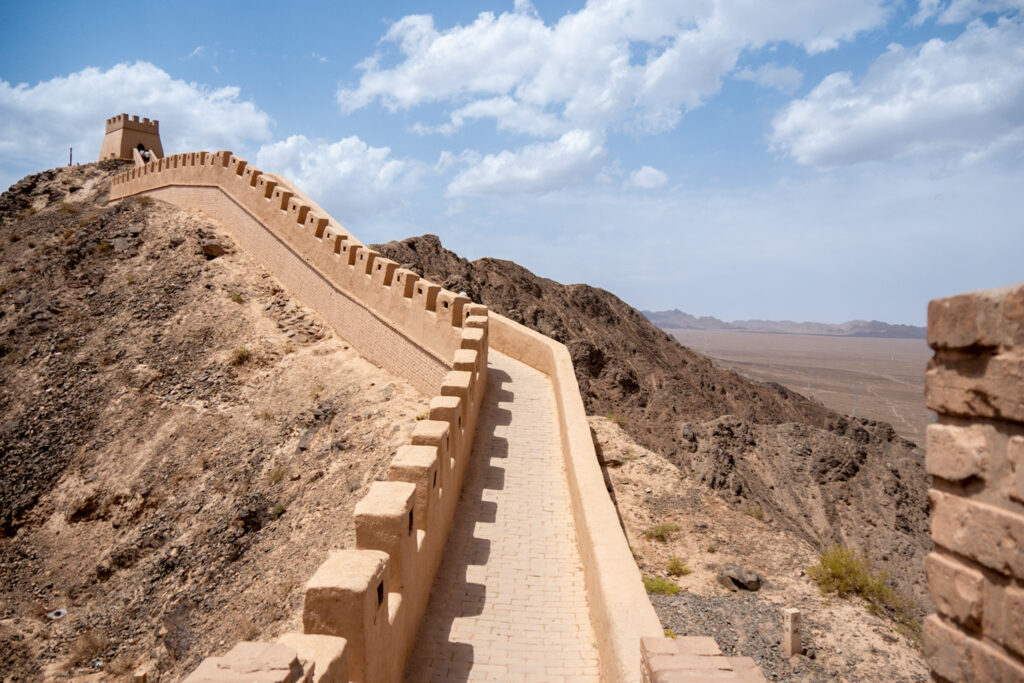 Blick zum Kontrollturm, ins Schwarze Gebige und die Ausläufer der Wüste Gobi