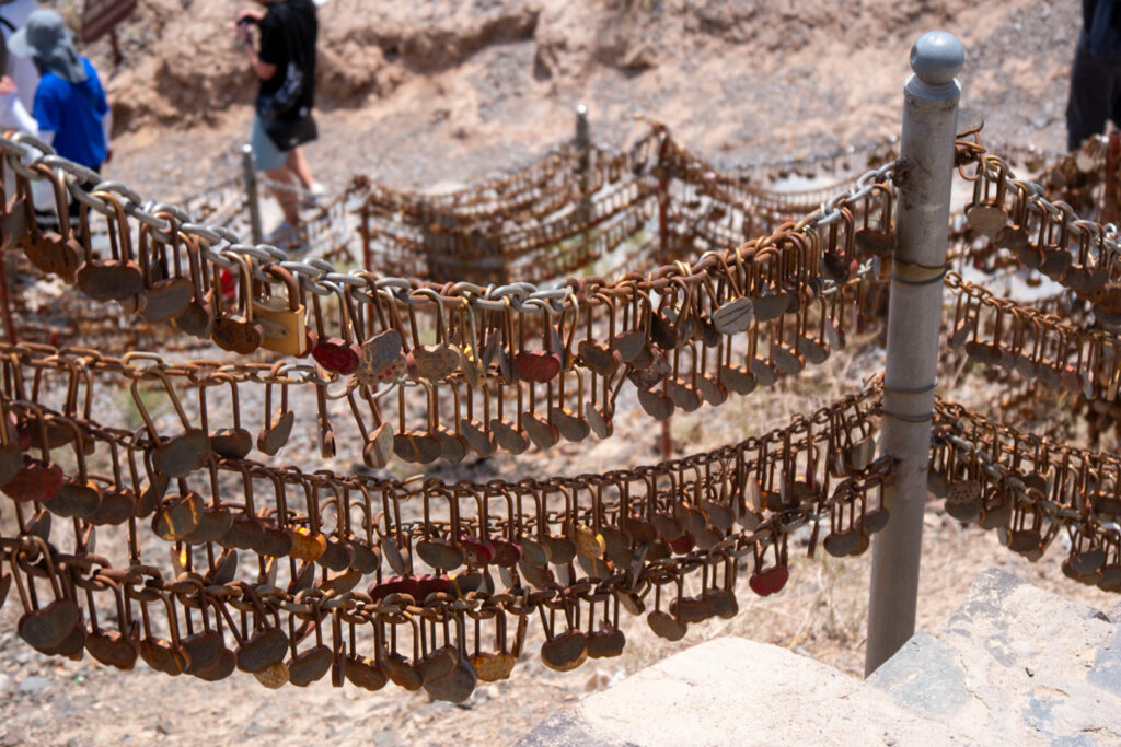 Liebesschlösser im Weg zur überhängenden Mauer