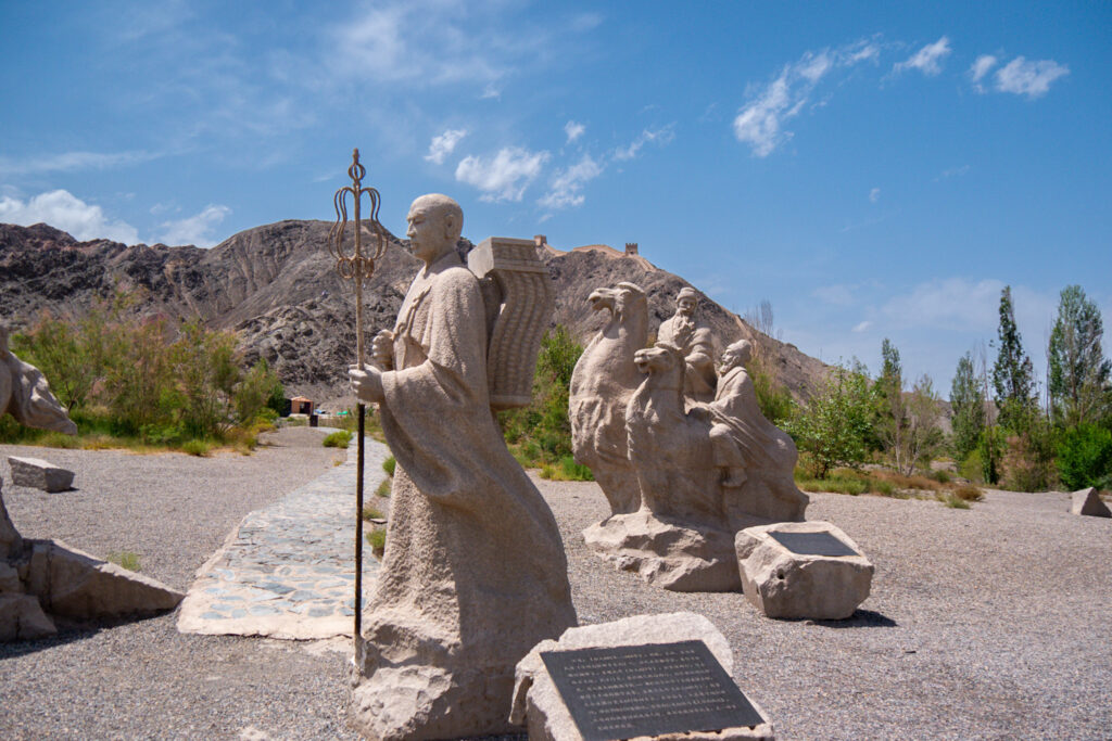 wichtige Zeitzeugen am Fuß der hängenden Mauer